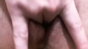 Потрясающая бабенка lovelyella кончает от вагинальной дрочки в собственном исполнении