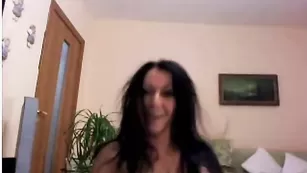 Жгучая брюнетка kobra запихивает игрушку в зад