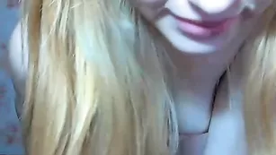 xxsexyfoxxx сует раком пальчики в дырочки