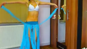 Изящная бэйба Aryanne исполняет эротичные танцы