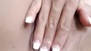 Пикантная брюнетка Sweet_lau мастурбирует пизденку