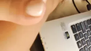 Симпатичная сука Christinetyler мастурбирует бритую пизду