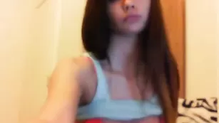 Восхитительная куколка stunningbi изящно сует пальчики во все щелки