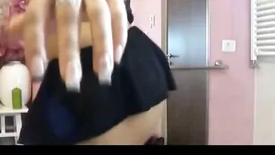 Чулкастая дамочка karlina завидно теребит попец