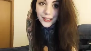 Татуированная шалава Harliequinnx ласкает большие сиськи