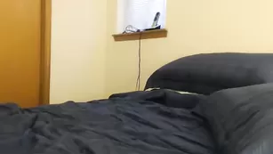 Татуированная шалава Harliequinnx ласкает большие сиськи