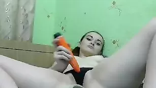 Строптивая русская шваль kniazeva забавляется с оранжевым дилдо