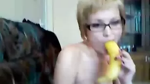 hidori633 долбится в анал бананом