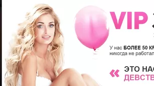 DettyBlondie жадно дрочит пилотку рукой