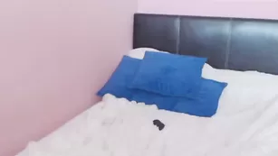 Красотка Morv играет с фаллоимитатором и секс машиной