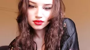 Cinnabelle раздирает бритую киску