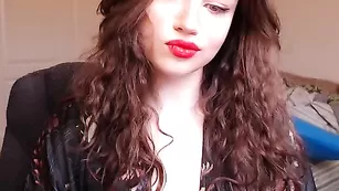 Cinnabelle раздирает бритую киску