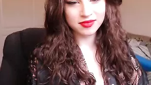 Cinnabelle раздирает бритую киску