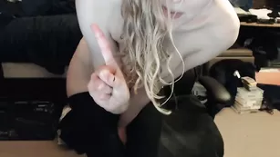 Шальная пассия 8bitdeviants позирует в чулочках