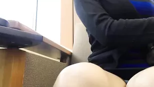 Сексапильная чикса Hidden_passions эротично заводит длинными ножками