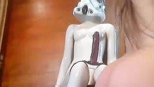 Роскошная курва Elisadeathnaked трахает бритую пизду