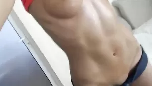 Рыжая шлюшка Cristinabella ласкает половые губки