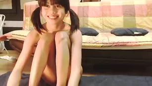 Молодая стерва Cutesunshine позирует голенькая