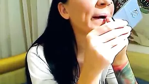 CollegeGirlX сочно трахает себя дилдо