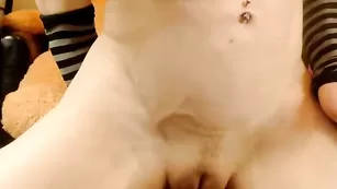 Candice_on_cam сует игрушки в дырочки крупным планом