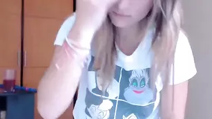 Блаженная цыпочка Kendalltyler обнажает маленькие сиськи