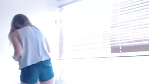 Блаженная цыпочка Kendalltyler обнажает маленькие сиськи