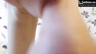 Очаровательная леди Laariss трахает себя резиновым дилдо