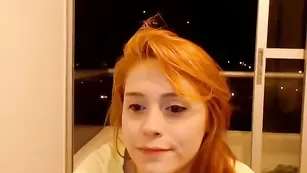 Молодая сучка Arianajolie ласкает бритую пизду