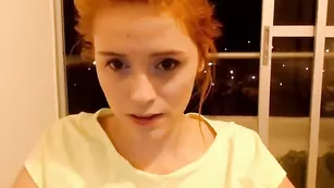 Молодая сучка Arianajolie ласкает бритую пизду