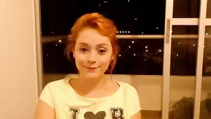 Молодая сучка Arianajolie ласкает бритую пизду