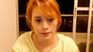 Молодая сучка Arianajolie ласкает бритую пизду