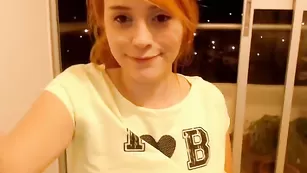 Молодая сучка Arianajolie ласкает бритую пизду