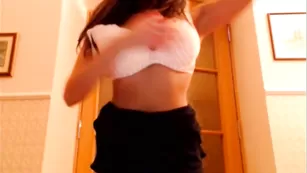 SexySabotage Alibbi в новой квартире показывает стриптиз