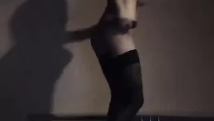 Привлекательная курва KillersTits показывает нижнее белье