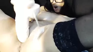 Обнаженная девица Evelyne92 обкатывает длинный резиновый хер