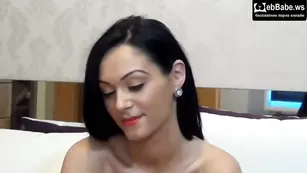 Брюнетка AlynaBellaa трахает себя резиновым членом