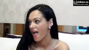 Брюнетка AlynaBellaa трахает себя резиновым членом