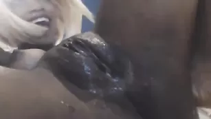 Темнокожая блонда Spiceydoll дрочит свою вагину