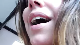 Пышногрудая дама Hotjuliaxxx эффектно ласкает бритую письку