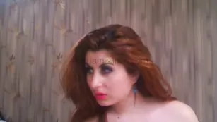 Рыжеволосая краля HotSexySandra безупречно заводит блядскими шалостями