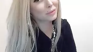 Удивительная крошка Chika_bomb расслабляет подругу резиновым фаллосом