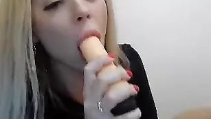 Удивительная крошка Chika_bomb расслабляет подругу резиновым фаллосом