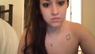 Nakedkensie мнет свои пышные сиськи