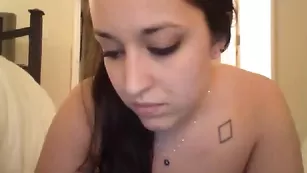 Nakedkensie мнет свои пышные сиськи
