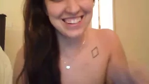 Nakedkensie мнет свои пышные сиськи