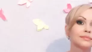 Блондинка LyalyaX скачет на надувной секс игрушке