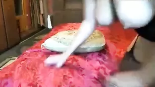 Опытная тетка Irida1 разминает влагалище