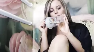 Привлекательная курва Avrola общается во фри чате