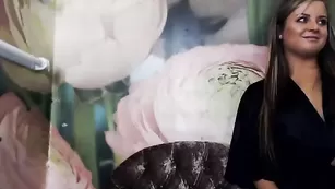 Привлекательная курва Avrola общается во фри чате