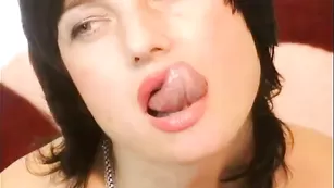 Восхитительная женщина Louisesky страстно фигурирует перед вебкой